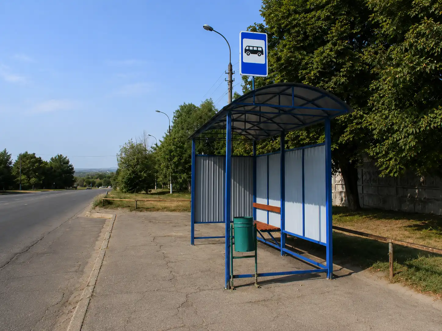 Автобусная остановка в Кременной после ограничения работы общественного транспорта